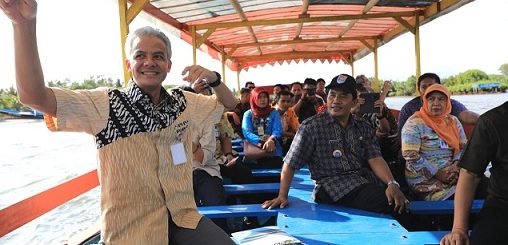 Sebelum digarap serius sebagai tujuan wisata, Gubernur Jawa Tengah Ganjar Pranowo sempat mengunjungi Pulau Momongan untuk melihat potensi besar destinasi wisata baru di Kabupaten Cilacap itu