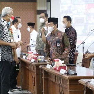 Gubernur Jateng Ganjar Pranowo berbincang dengan Kepala Kanwil Kemenag Jateng, Musta’in Ahmad di sela pelaksanaan Rapat Forkopimda Provinsi Jateng di Gedung Gradhika Bhakti Praja, Rabu (27/4)