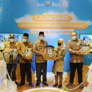 Bupati Rembang, Abdul Hafidz (keempat kiri) dan Direktur Utama Semen Gresik, Subhan (paling kiri) saat meluncurkan program “Bingkisan Berkah UKM Rembang, di Rumah BUMN Rembang, Kamis (14/4).