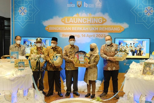 Bupati Rembang, Abdul Hafidz (keempat kiri) dan Direktur Utama Semen Gresik, Subhan (paling kiri) saat meluncurkan program “Bingkisan Berkah UKM Rembang, di Rumah BUMN Rembang, Kamis (14/4).