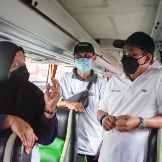 Direktur Utama SIG, Donny Arsal (kanan) berbincang dengan pemudik d idalam bus rute Jakarta menuju Surabaya