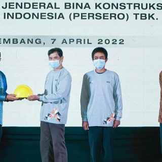 Direktur Utama SIG, Donny Arsal (paling kiri) simbolis menyerahkan Alat Pelindung Diri (APD) sebagai tanda dimulainya pelatihan untuk tenaga konstruksi di tiga wilayah yaitu Palembang, Sumatera Selatan, DKI Jakarta dan Surabaya, Jawa Timur.