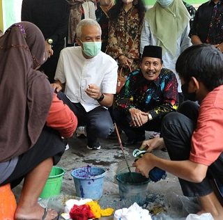 Gubernur Jateng Ganjar Pranowo mengunjungi Desa Simbatan Magetan yang terkenal dengan produk UMKM unggulan Batik Ciprat Langitan karya para penyandang disabilitas