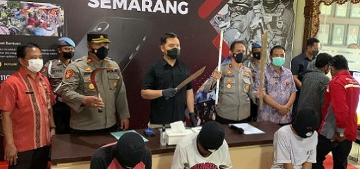 Kasatreskrim didampingi Kapolsek Gayamsari, Kepala Kelurahan dan Kepala Kecamatan saat menggelar konferensi pers 