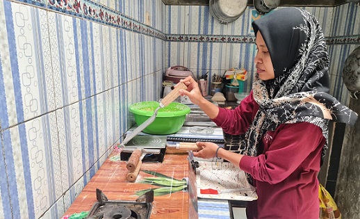 Asri Budiyanti, warga Kabupaten Temanggung sibuk dengan produksi kue kering yang omsetnya naik setelah ikut Lapak Ganjar
