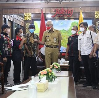 Gubernur Jawa Tengah, Ganjar Pranowo, menerima perwakilan driver ojek online (ojol) se Jawa Tengah, Senin (4/4)