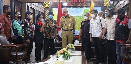 Gubernur Jawa Tengah, Ganjar Pranowo, menerima perwakilan driver ojek online (ojol) se Jawa Tengah, Senin (4/4)