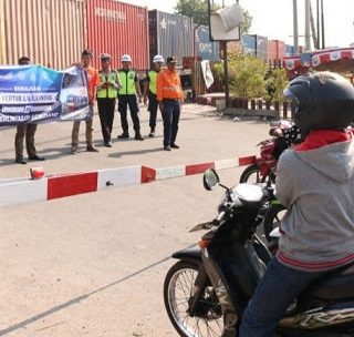 Perlintasan sebidang di Daop 4 Semarang jumlahnya masih banyak, yang memerlukan kehati-hatian masyarakat saat akan melintas. Sosialisasi pun sering dilakukan pihak KAI
