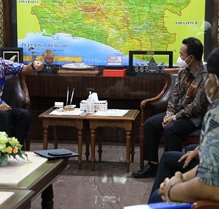 Gubernut Jawa Tengah menerima kunjungan para petinggi PT Pertamina Jawa Bagian Tengah di ruang kerjanya, Selasa (12/4/2022)