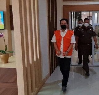 Dengan tangan diborgol tersangka HAP digelandang ke kantor Kejati Jateng, Senin (11/4).