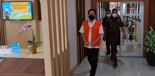 Dengan tangan diborgol tersangka HAP digelandang ke kantor Kejati Jateng, Senin (11/4).