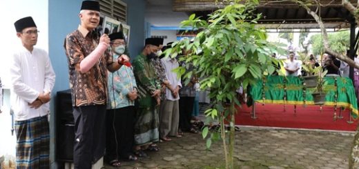 Gubernur Jawa Tengah, Ganjar Pranowo bertakziah ke rumah almarhum KH Abbas Muin, mantan Ketua PBNU periode 1999-2015, di Desa Pamijen Kecamatan Sokaraja, Sabtu (28/5)