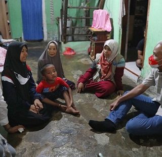 Gubernur Jawa Tengah, Ganjar Pranowo, dalam kunjungannya ke Makassar menyempatkan menemui Aisyah, Sabtu (7/5). Gadis 12 tahun itu menjadi tulang punggung keluarga