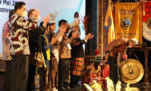 Gubernur Jawa Tengah, Ganjar Pranowo, membuka acara Konvensi Tahunan ke-46 Perkumpulan Lions Indonesia MD 307 di Hotel Alana Jogjakarta, Kamis (19/5) malam