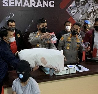 Pelaku RS saat ditanyai para awak media saat konferensi pers di Mapolrestabes Semarang