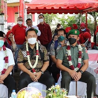 Anggota Komisi A DPRD Kota Semarang, Bambang Sriwibowo (depan kiri) menghadiri acara Pencanangan Kampung Pancasila di Lapangan Kampung Pancasila RW 04, Mangunharjo, Kamis (19/5)