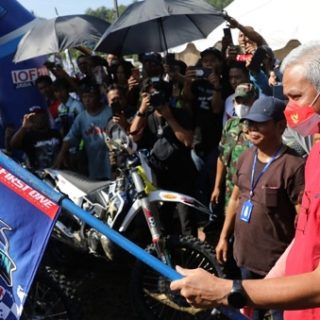 Gubernur Jawa Tengah, Ganjar Pranowo, melepas para bikers dalam event Ngetrail Bersama yang diselenggarakan Hiu Selatan Adventure Trail di Lapangan Desa Jambusari, Kecamatan Jeruklegi, Kabupaten Cilacap, Sabtu (28/5)