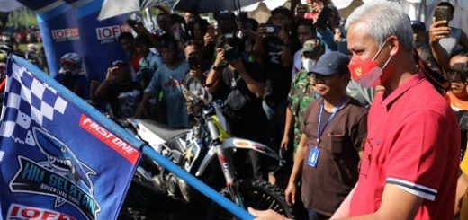 Gubernur Jawa Tengah, Ganjar Pranowo, melepas para bikers dalam event Ngetrail Bersama yang diselenggarakan Hiu Selatan Adventure Trail di Lapangan Desa Jambusari, Kecamatan Jeruklegi, Kabupaten Cilacap, Sabtu (28/5)