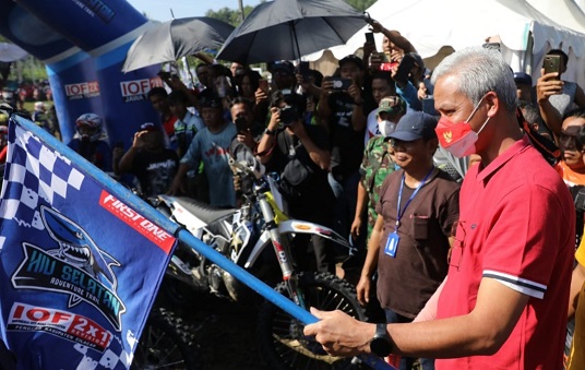 Gubernur Jawa Tengah, Ganjar Pranowo, melepas para bikers dalam event Ngetrail Bersama yang diselenggarakan Hiu Selatan Adventure Trail di Lapangan Desa Jambusari, Kecamatan Jeruklegi, Kabupaten Cilacap, Sabtu (28/5)