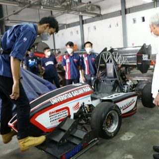 Gubernur Jawa Tengah, Ganjar Pranowo menengok bengkel pembuatan Bimasakti, mobil karya mahasiswa UGM yang akan mengikuti event Student Formula di Belanda, Juli mendatang