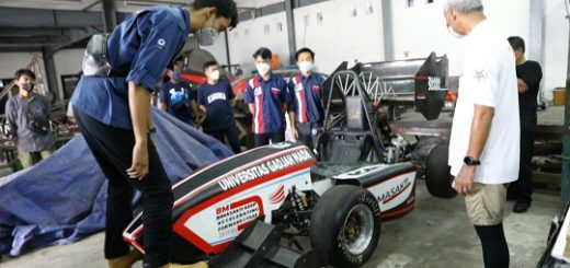 Gubernur Jawa Tengah, Ganjar Pranowo menengok bengkel pembuatan Bimasakti, mobil karya mahasiswa UGM yang akan mengikuti event Student Formula di Belanda, Juli mendatang
