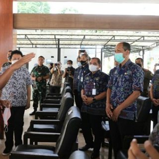 Gubernur Jawa Tengah, Ganjar Pranowo, berbincang dengan  Forkompimda dan Kepala OPD Salatiga di Pendopo Balaikota, Selasa (24/5/2022)
