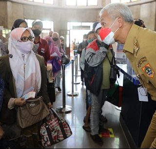 Gubernur Jawa Tengah, Ganjar Pranowo, mengecek suasana arus balik di Stasiun Semarang Poncol, Senin (9/5)