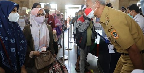 Gubernur Jawa Tengah, Ganjar Pranowo, mengecek suasana arus balik di Stasiun Semarang Poncol, Senin (9/5)