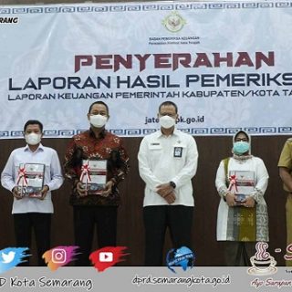 Wakil Ketua DPRD Kota Semarang Mualim, Spd, MM (dua dari kiri), menghadiri acara penerimaan laporan hasil pemeriksaan atas LKPD (Laporan Keuangan Pemerintah Daerah) Tahun Anggaran 2021 pada Pemerintah Kota Semarang di BPK Perwakilan Provinsi Jawa Tengah, Senin (23/5/2022)