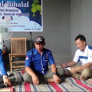 Anggota DPRD Kota Semarang dari Partai Demokrat, Agung Prayitno SE Akt MM menyampaikan sambutan dalam acara siltaurahmi dan halal bihalal warga yang diselenggatakan di Perumahan Palir Utama, Kecamatan Ngaliyan, Sabtu (21/5/2022).