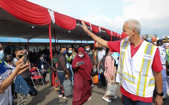 Gubernur Ganjar Pranowo menyambut kedatangan pemudik Jateng dengan kapal yang tiba di Pelabuhan Tanjung Emas Semarang, Sabtu (30/4)
