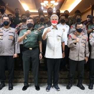 Gubernur Jawa Tengah Ganjar Pranowo, Kapolda Jateng Irjen Pol Ahmad Luthfi dan Pangdam IV Diponegoro Mayjen TNI Widi Prasetijono berfoto bersama usai melakukan rapat evaluasi arus mudik-balik di Kantor Gubernur Jawa Tengah, Rabu (11/5/2022)