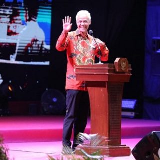 Gubernur Jateng Ganjar Pranowo memberikan sambutan pada acara Dharmasanti Malam Peringatan Trisuci Waisak di pelataran Candi Borobudur, Senin (16/5) malam