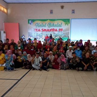 Alumni Smanda ’89 berfoto bersama seusai halal bi halal.