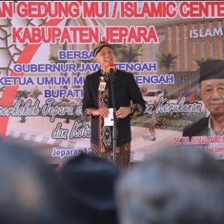 Gubernur Jawa Tengah, Ganjar Pranowo, memberikan sambutan pada peresmian gedung Islamic Center atau kantor Majelis Ulama Indonesia (MUI) Kabupaten Jepara, Kamis (12/5)