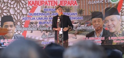 Gubernur Jawa Tengah, Ganjar Pranowo, memberikan sambutan pada peresmian gedung Islamic Center atau kantor Majelis Ulama Indonesia (MUI) Kabupaten Jepara, Kamis (12/5)