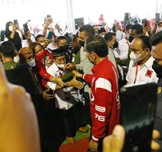 Presiden Joko Widodo melakukan kunjungan kerja di Magelang, dan  memberikan bantuan pada pedagang di Pasar Muntilan, Sabtu (21/5)