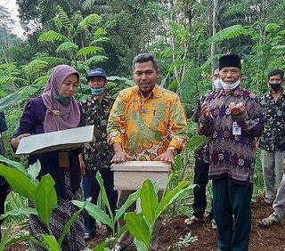 Wakil Ketua DPRD Jateng Ferry Wawan Cahyono dalam acara penyerahan bantuan kepada Kelompok Tani ‘Guyub Rukun’, Kabupaten Banjarnegara, Kamis (19/5).