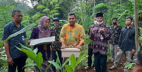 Wakil Ketua DPRD Jateng Ferry Wawan Cahyono dalam acara penyerahan bantuan kepada Kelompok Tani ‘Guyub Rukun’, Kabupaten Banjarnegara, Kamis (19/5).
