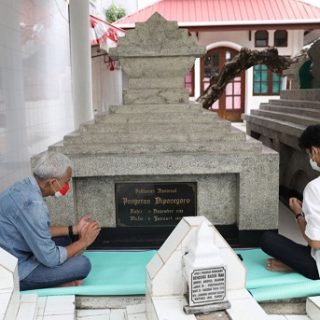 Gubernur Jawa Tengah, Ganjar Pranowo berkunjung ke Makassar dan berziarah ke makam pahlawan nasional Pangeran Diponegoro dan Sultan Hasanuddin