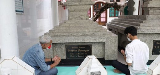 Gubernur Jawa Tengah, Ganjar Pranowo berkunjung ke Makassar dan berziarah ke makam pahlawan nasional Pangeran Diponegoro dan Sultan Hasanuddin