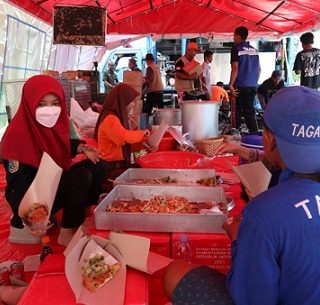 Dinas Sosial Jateng bersama BPBD Jateng menyiapkan bantuan logistik untuk warga terdampak rob di posko dapur umum di halaman Puskesmas Sayung 1, Selasa (24/5)