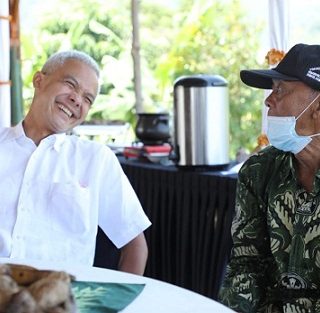 Gubernur Jawa Tengah Ganjar Pranowo mengadakan halal bihalal keluarga dan mengundang Wagiyo, salah satu gurunya saat Sekolah Dasar yang sempat dikabarkan meninggal dunia