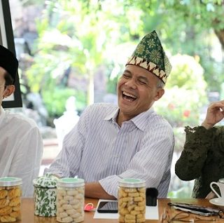 Gubernur Jatejg Ganjar Pranowo bersama istri dan anak menyapa warga pada open house virtual yang digelar Senin (2/5)