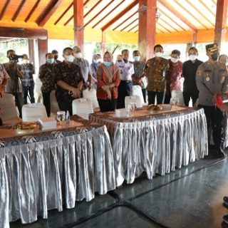 Gubernur Jawa Tengah, Ganjar Pranowo, memberikan pengarahan ke sejumlah pejabat penting di Banjarnegara, Sabtu (28/5)