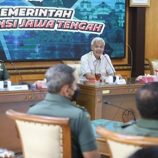 Gubernur Jateng Ganjar Pranowo memimpin rapat evaluasi arus mudik-balik bersama Kapolda Jateng dan Pangdam IV/Diponegoro di Kantor Gubernur Jawa Tengah, Rabu (11/5/2022). Antisipasi munculnya penyakit mulud dan kuku menjadi salah satu yang dibahas pada rapat tersebut
