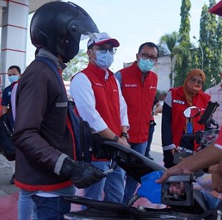 Direktur Pemasaran Regional Patra Niaga, Mars Ega Legowo (tengah) brrsama Executive General Manager Jawa Bagian Barat,  Dwi Puja Ariestya sedang menyapa pemudik yang sedang mengisi pertamax di SPBU 44.532.14 Cimanggu, Cilacap, Jumat (6/7).