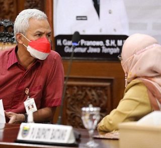 Gubernur Jawa Tengah, Ganjar Pranowo, berbincang dengan Penjabat (Pj) Bupati Batang Lani Dewi Rejeki, Selasa (24/5)