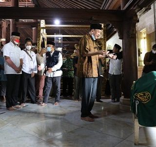 Gubernur Jateng Ganjar Pranowo ikut salat jenasah Buya Syafii Maarif di Masjid Gedhe Kauman Jogjakarta, Jumat (27/5)