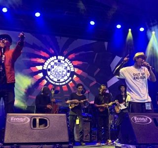 Sandy Petiz saat perform bersama Semarang Ska All Star
